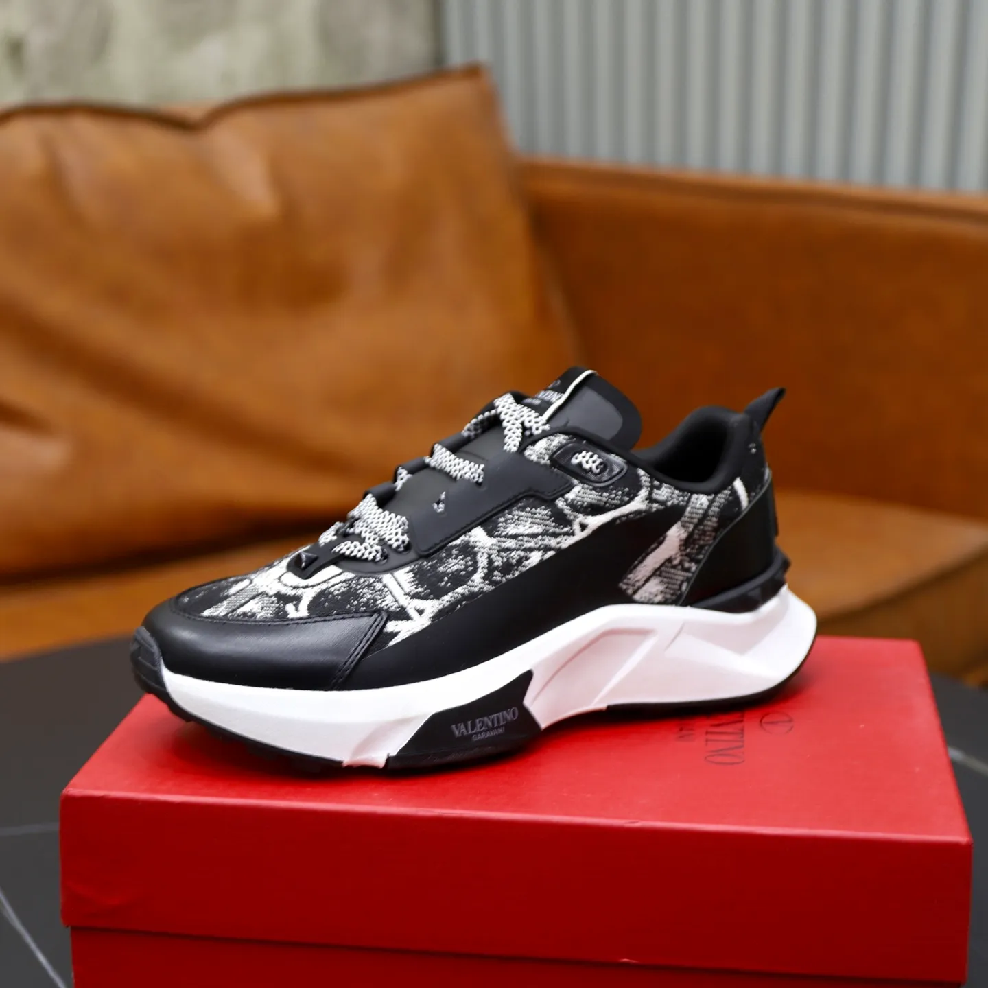 Ex-factory price: 520💰VALENTINO/Valentino Men's latest low-cut thick-soled sports shoes are shipped. Made with heavy industry, men's fine casual sports shoes, versatile style. Original leather, rubber lines embellished with geometric segmented uppers, hand-sewn with fine craftsmanship, novel and fashionable style, rubber soles with rivet details on the front and back, VALENTINO GARAVANI LOGO printed on the side, and Valentino Garavani decorative inlay on the tongue. Logo, comfortable, breathable and durable on the feet! Comes with full original packaging! Code number: 38-39-40-41-42-43-44 (45 can be customized)